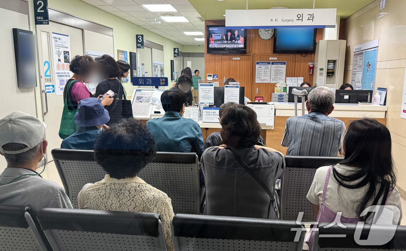 17일 서울시내 한 종합병원에서 환자와 보호자들이 진료를 기다리고 있다. 17일 의료계에 따르면 서울대 의대 산하 서울대병원·분당서울대병원·보라매병원·서울대병원강남센터 등 4개 병원 교수들은 이날부터 무기한 휴진에 돌입한다. 서울의대 비대위에 따르면 이날부터 22일까지 외래 휴진 또는 축소, 정규 수술·시술·검사 일정 연기에 나선 교수는 전체 967명 중 529명&#40;54.7%&#41;으로 조사됐다. 2024.6.17/뉴스1 ⓒ News1 유승관 기자