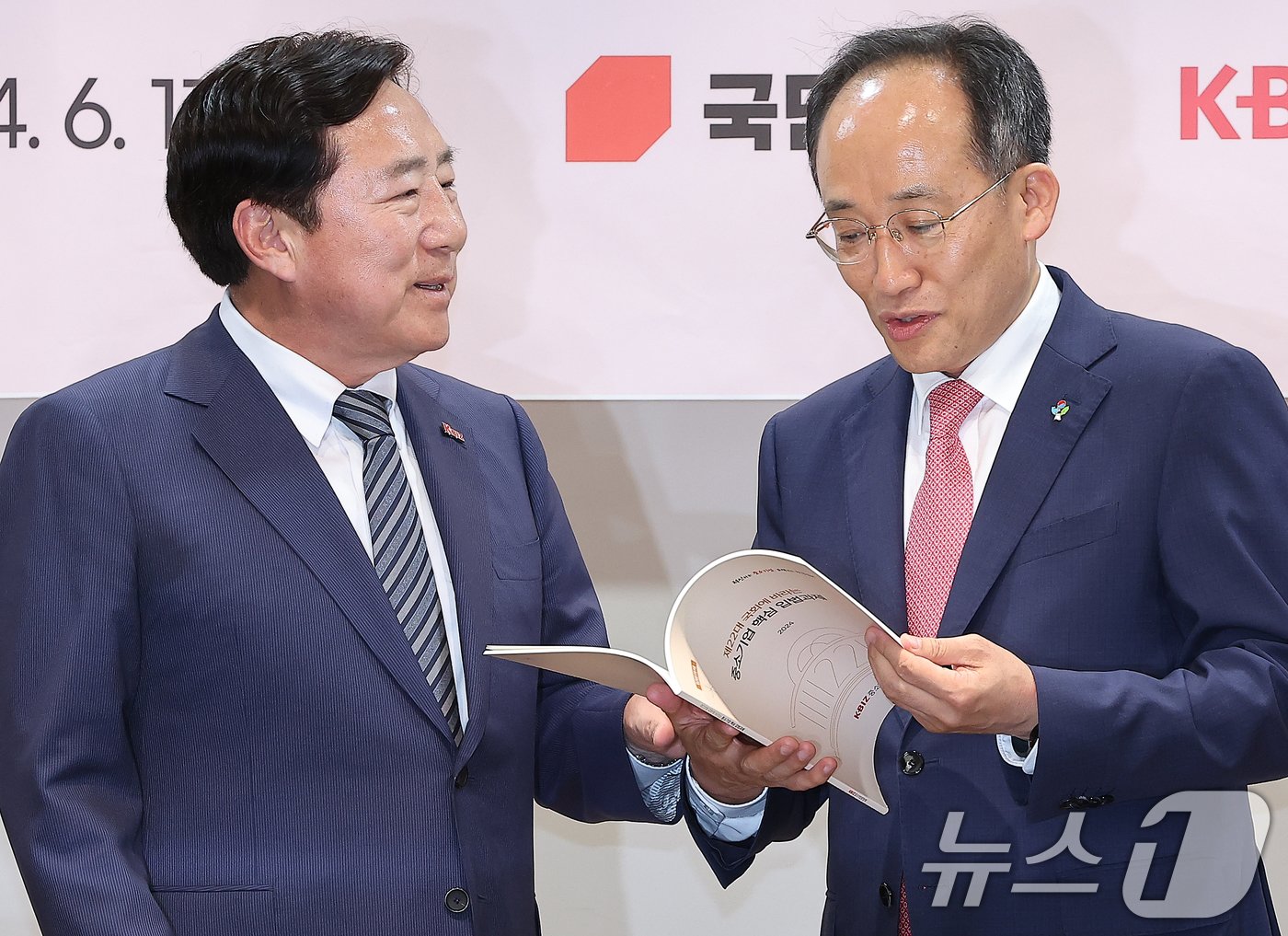 본문 이미지 - 추경호 국민의힘 원내대표가 17일 오후 서울 영등포구 여의도 중소기업중앙회에서 열린 정책간담회에 참석해 김기문 중소기업중앙회 회장(왼쪽)과 기념 촬영을 하고 있다. 2024.6.17/뉴스1 ⓒ News1 김진환 기자