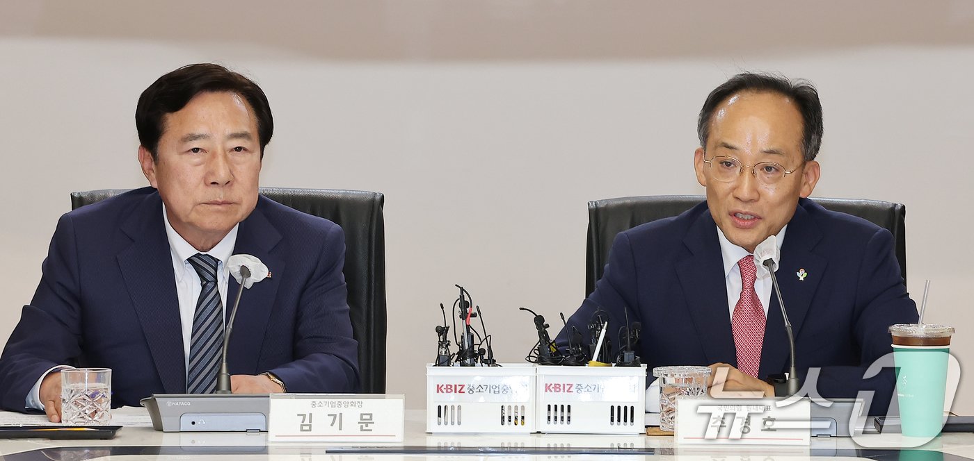 본문 이미지 - 추경호 국민의힘 원내대표가 17일 오후 서울 영등포구 여의도 중소기업중앙회에서 열린 정책간담회에 참석해 발언하고 있다. 왼쪽은 김기문 중소기업중앙회장. 2024.6.17/뉴스1 ⓒ News1 김진환 기자