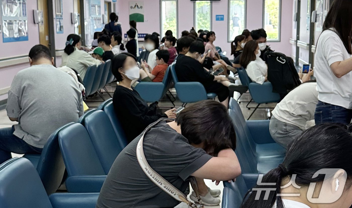 서울의대 교수들의 집단 휴진 첫날인 17일 오후 서울 종로구 서울대학교병원 어린이병동에서 환자와 보호자들이 외래진료를 하염없이 기다리고 있다. .2024.6.17/뉴스1 ⓒ News1 박지혜 기자