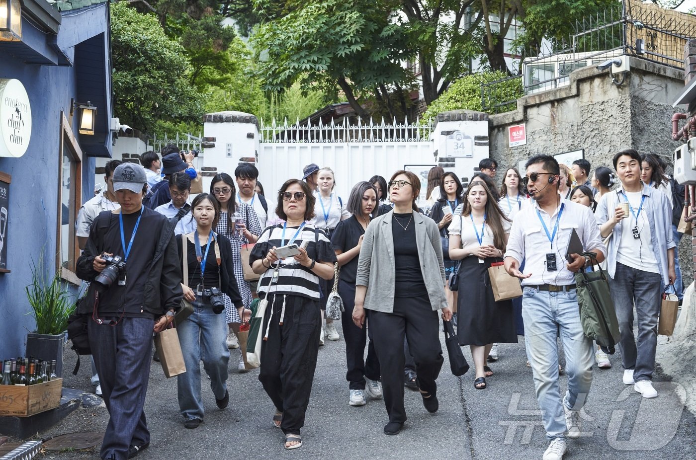 장미란 문화체육관광부 제2차관이 청와대 권역 도보여행으로 박노수 미술관 인근을 걷고 있다&#40;문체부 제공&#41;