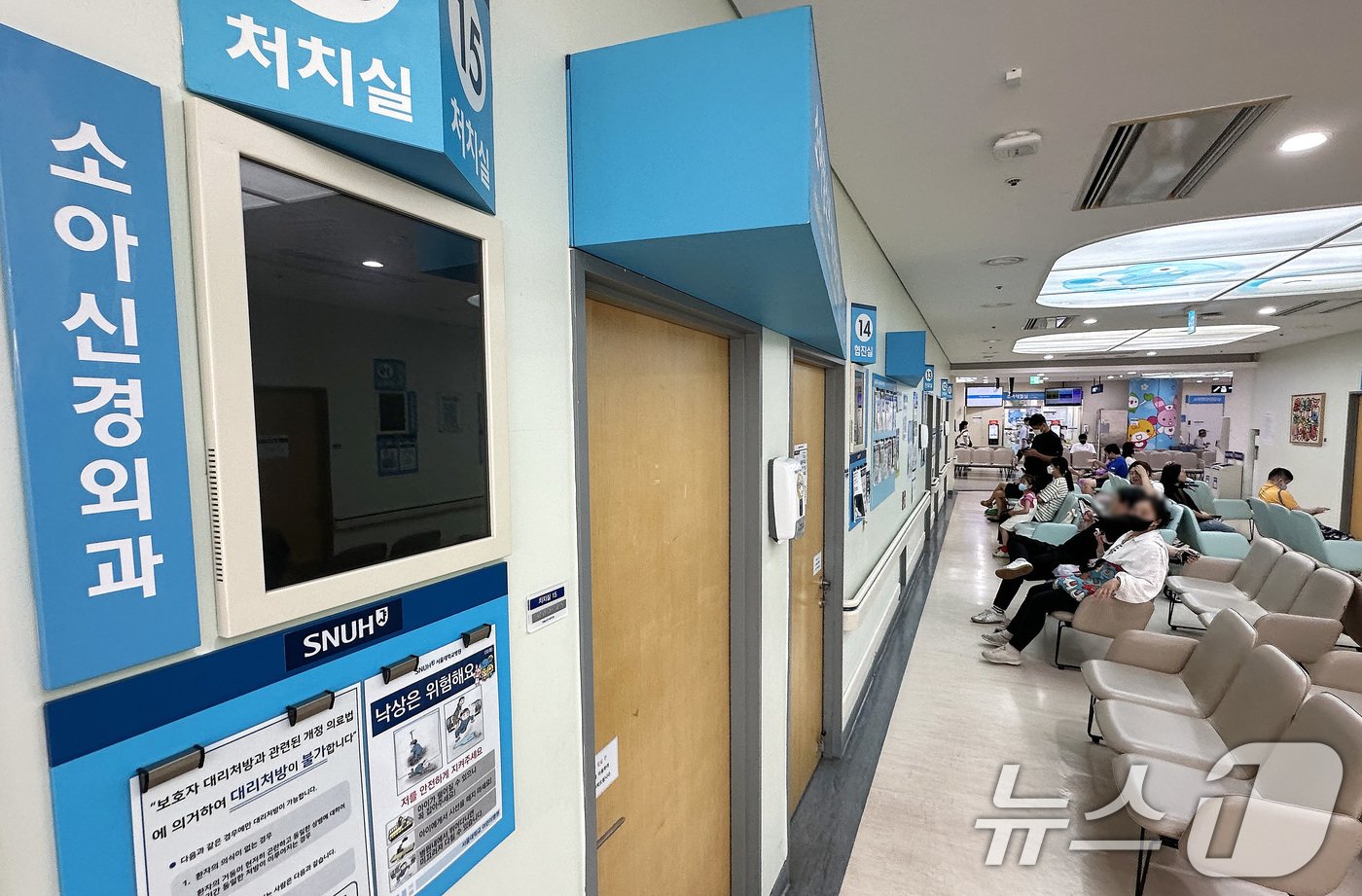 본문 이미지 - 서울의대 교수들의 집단 휴진 첫날인 17일 오후 서울 종로구 서울대학교병원 소아신경외과 처치실 화면이 꺼져 있다. .2024.6.17/뉴스1 ⓒ News1 박지혜 기자