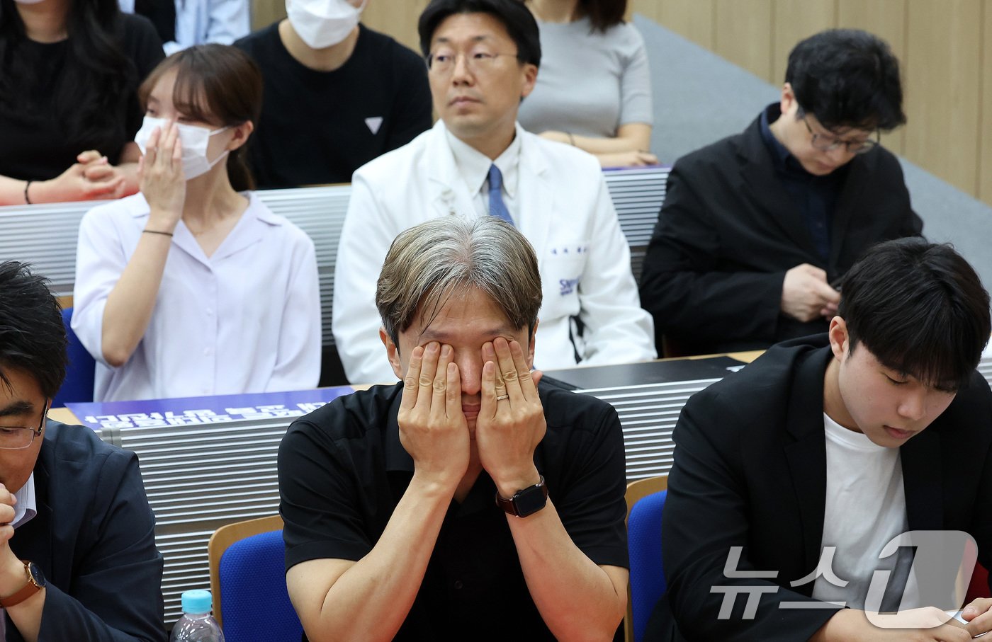 본문 이미지 - 17일 서울 종로구 서울대학교 의과대학 융합관 양윤선홀에서 열린 휴진 결의 집회에서 곽재건 서울대병원 소아흉부외과 교수의 환자들에게 드리는 편지글을 들으며 눈물을 흘리고 있다. 이날 서울대 의대와 서울대병원 교수들의 50% 이상이 전공의 사태 등의 해결을 요구하며 집단 휴진에 나섰다.2024.6.17/뉴스1 ⓒ News1 박지혜 기자