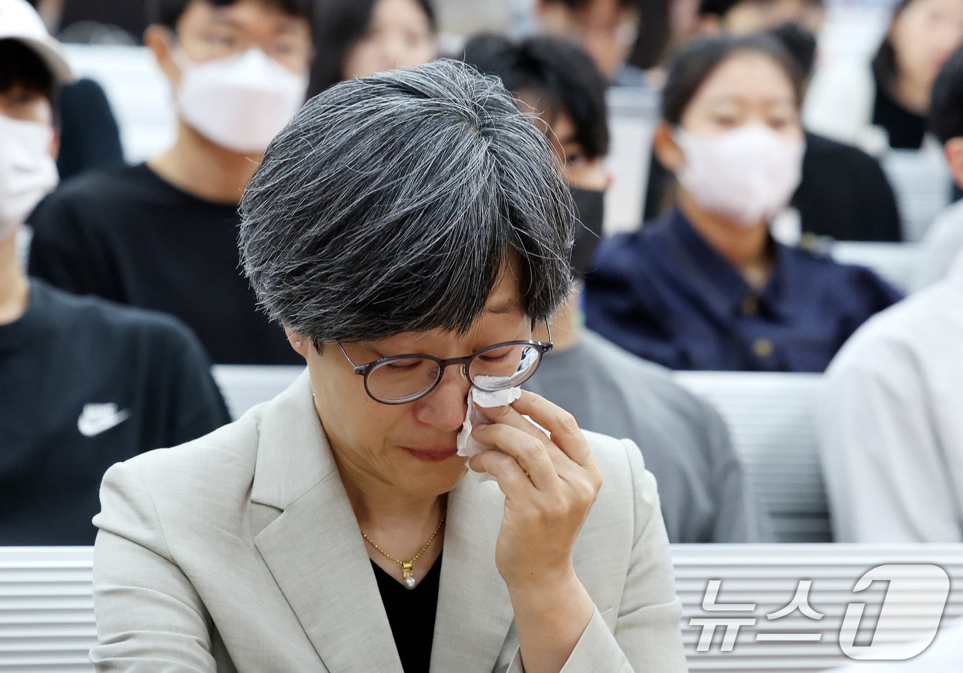 본문 이미지 - 강희경 서울의대·서울대병원 교수협의회 비상대책위원장이 17일 서울 종로구 서울대학교 의과대학 융합관 양윤선홀에서 열린 휴진 결의 집회에서 곽재건 서울대병원 소아흉부외과 교수의 환자들에게 드리는 편지글을 들으며 눈물을 흘리고 있다. 2024.6.17/뉴스1 ⓒ News1 박지혜 기자