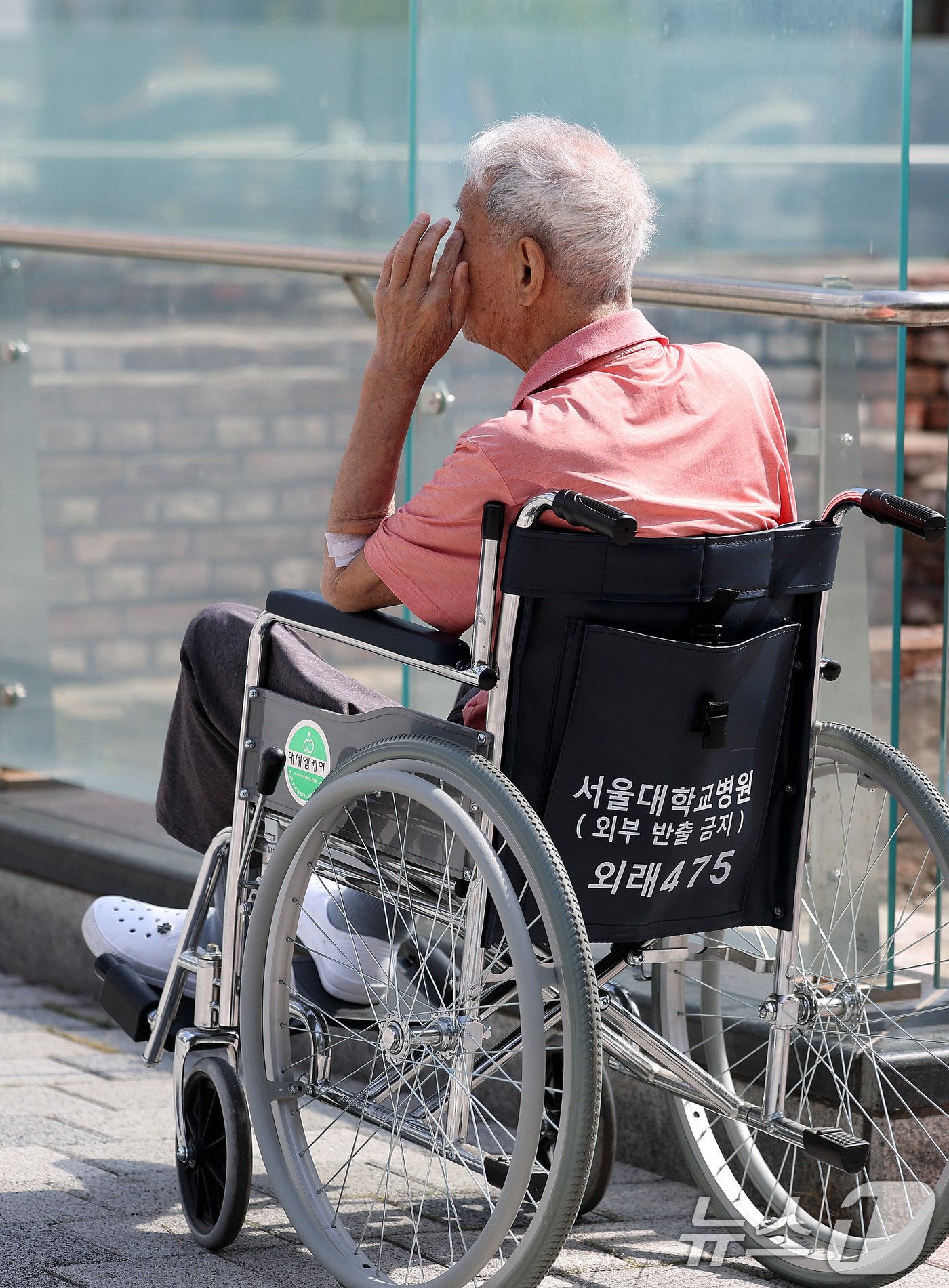 서울의대 교수들의 집단 휴진 첫날인 17일 서울 종로구 서울대학교병원 앞에서 한 환자가 외래진료를 기다리고 있다. .2024.6.17/뉴스1 ⓒ News1 박지혜 기자