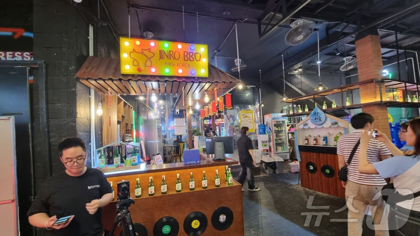 본문 이미지 - 베트남 하노이 따히엔 맥주거리에 위치한 '진로BBQ' 매장. 내부가 한국 포장마차처럼 꾸며져 있다.