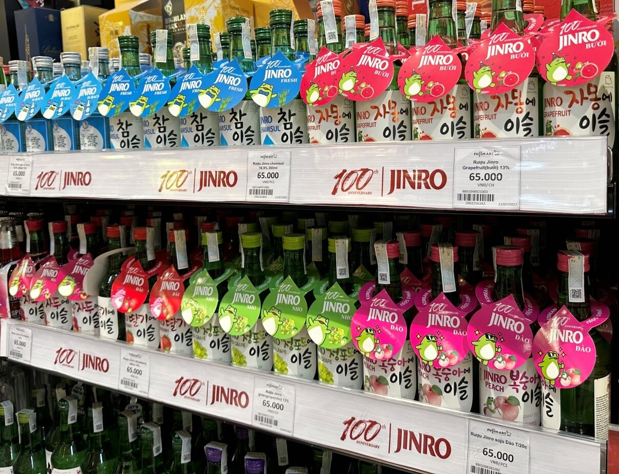 본문 이미지 - 하노이 후지(FUJI)마트 진로(JINRO) 제품 진열 사진(하이트진로 제공)
