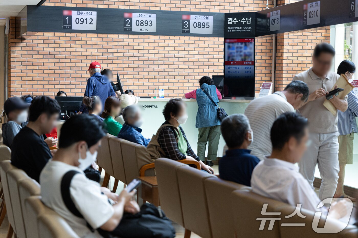 본문 이미지 - 서울 소재의 2차 종합병원을 찾은 환자와 보호자들이 수납 순서를 기다리고 있다. /뉴스1 ⓒ News1 이재명 기자