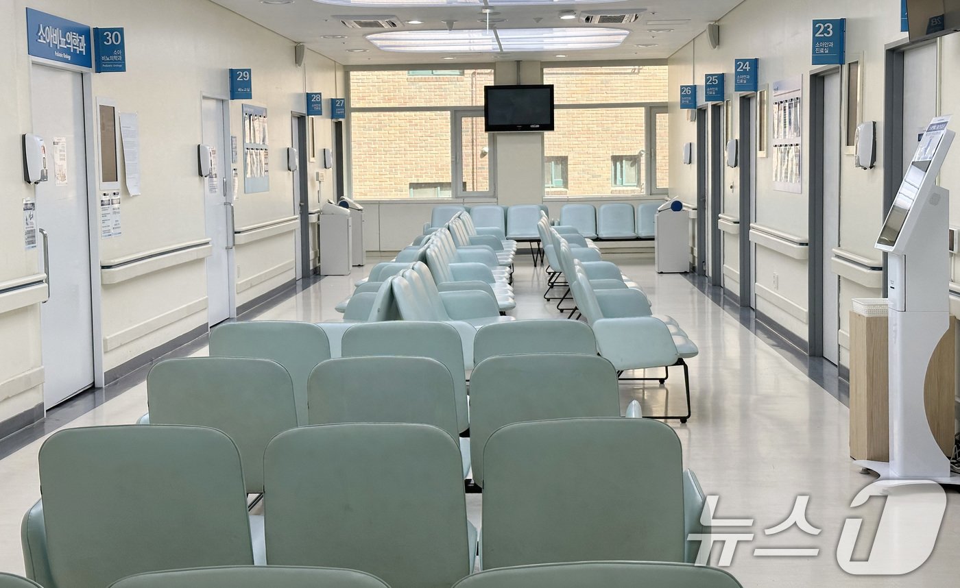 본문 이미지 - 서울의대 교수들의 집단 휴진 첫날인 17일 오후 서울 종로구 서울대학교병원 소아비뇨의학과외래병동 로비가 텅 비어 있다. 이날 서울대병원 소아비뇨의학과는 외래 진료를 휴진했다. 2024.6.17/뉴스1 ⓒ News1 박지혜 기자