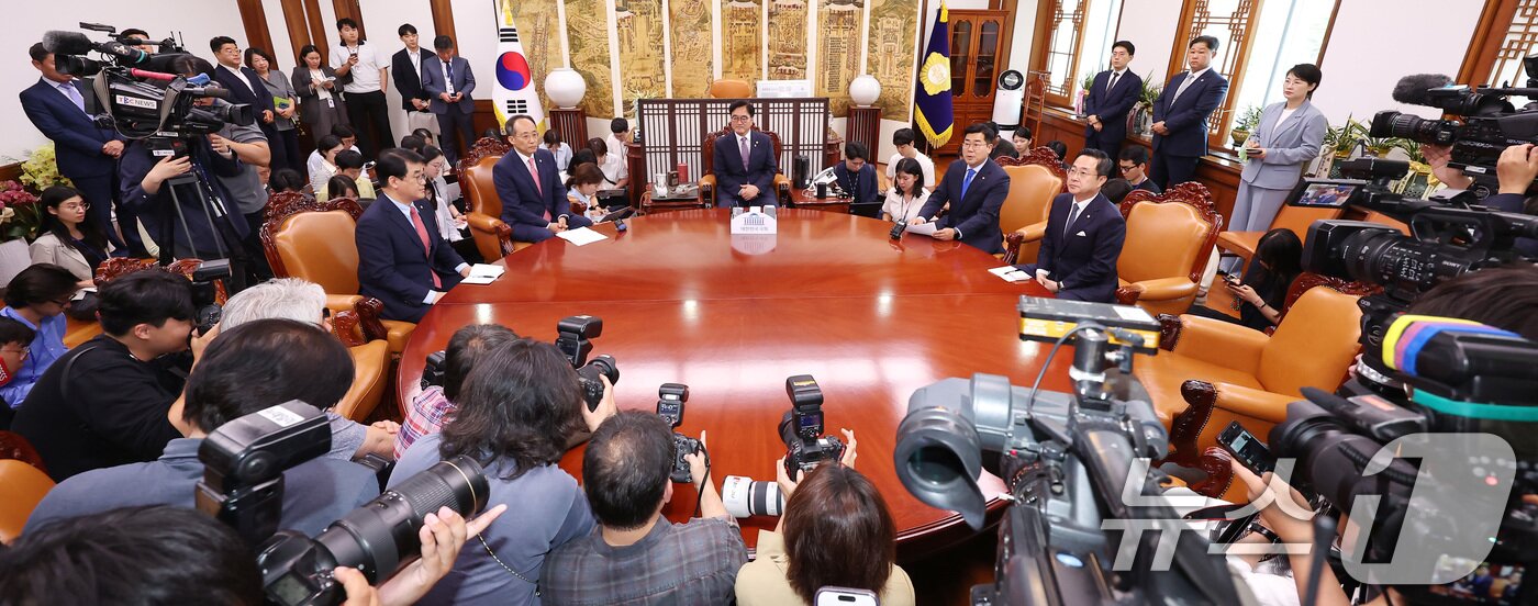 본문 이미지 - 우원식 국회의장이 17일 오후 서울 여의도 국회의장실에서 추경호 국민의힘 원내대표와 박찬대 더불어민주당 원내대표와 원 구성 협상을 위해 회동하고 있다. 2024.6.17/뉴스1 ⓒ News1 김민지 기자