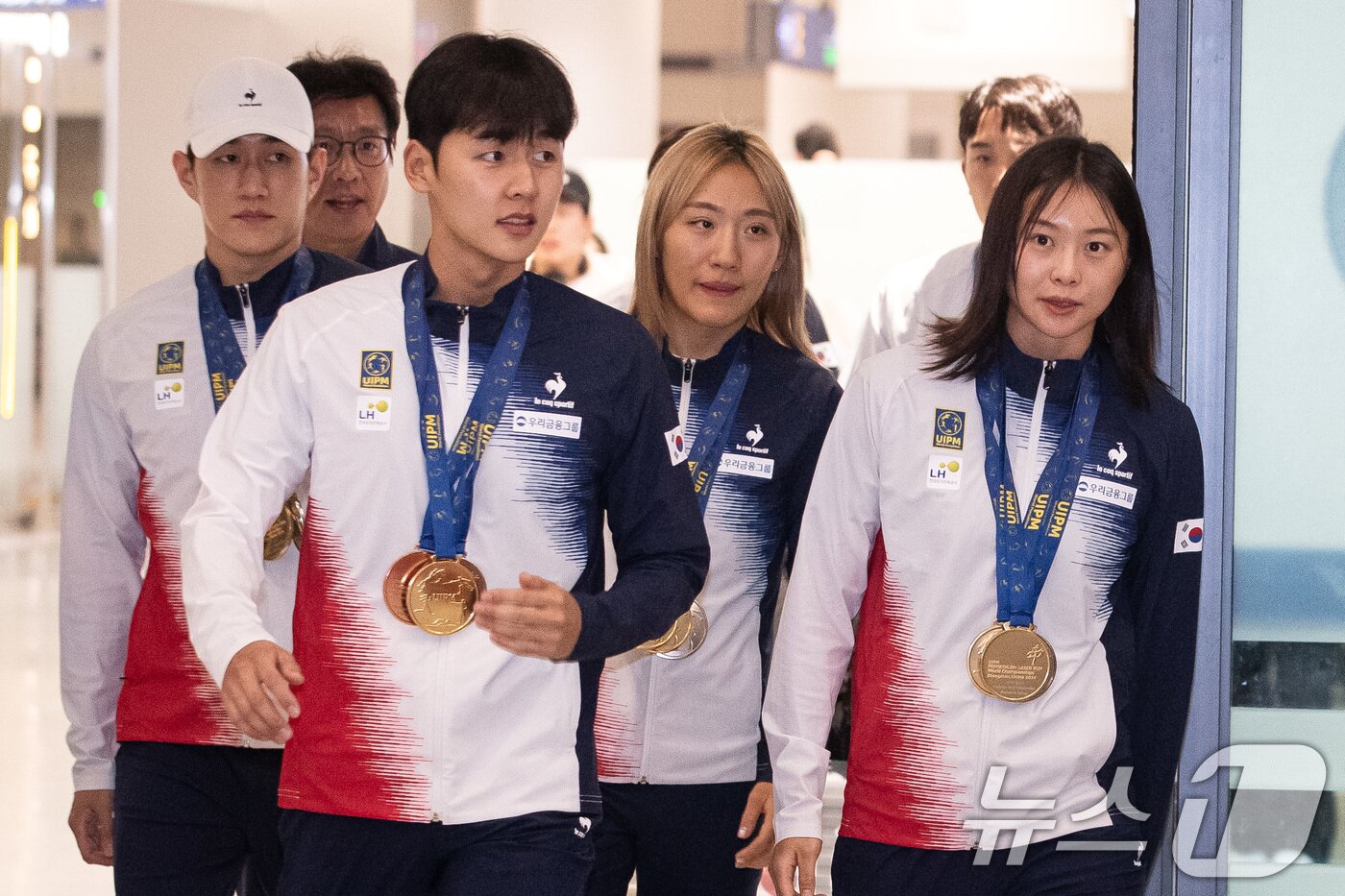 본문 이미지 - 근대5종 대표팀이 17일 인천국제공항 제1여객터미널을 통해 귀국하고 있다. 왼쪽부터 서창완, 전웅태, 성승민, 김선우. 근대5종 대표팀은 파리 올림픽을 앞두고 중국 정저우에서 열린 세계선수권대회에서 금메달 4개와 은메달 2개, 동메달 1개를 획득하며 역대 최고의 성적을 냈다. 2024.6.17/뉴스1 ⓒ News1 유승관 기자