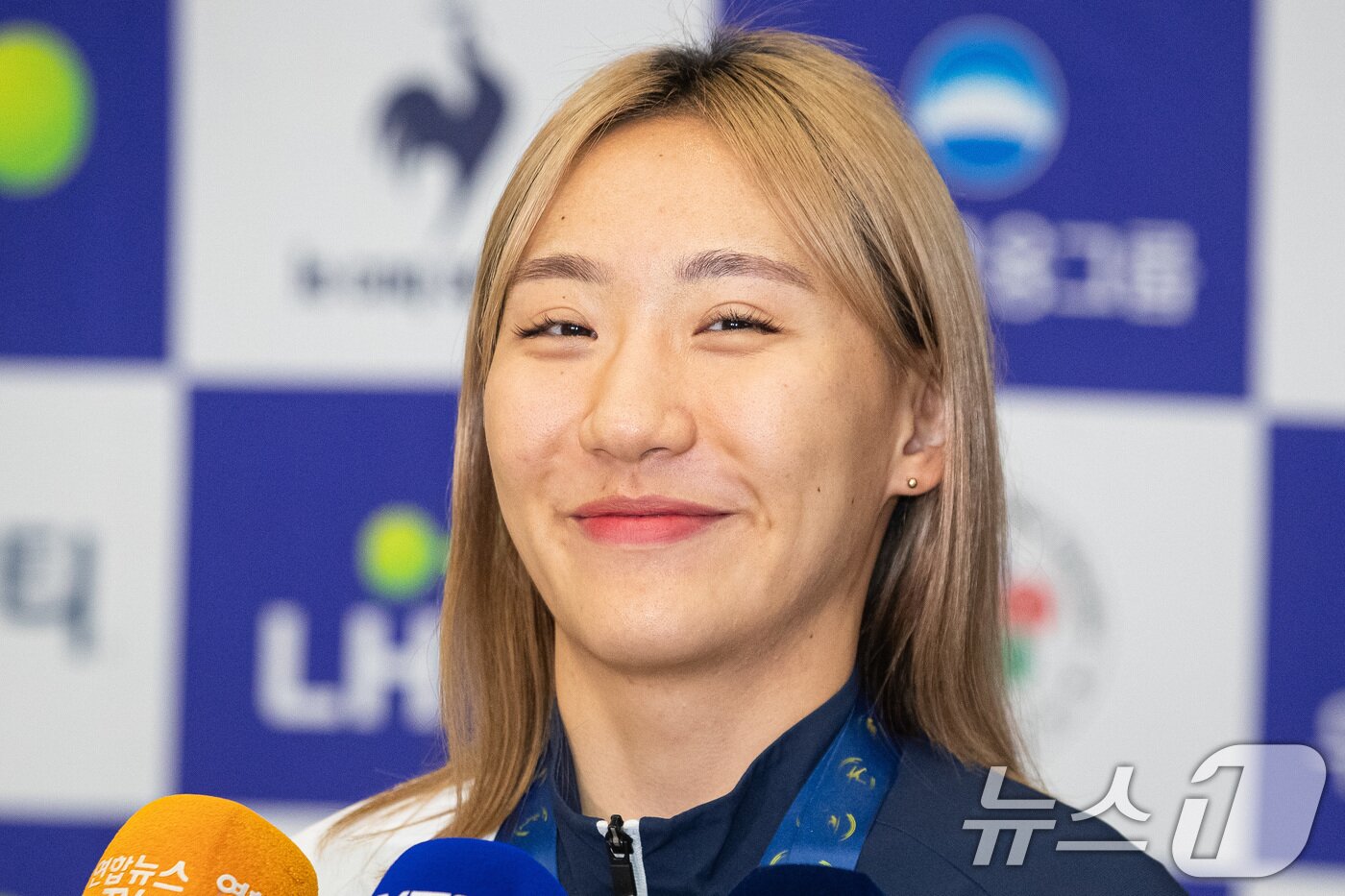 본문 이미지 - 근대5종 대표팀 성승민이 17일 인천국제공항 제1여객터미널을 통해 귀국해 인터뷰하고 있다. 근대5종 대표팀은 파리 올림픽을 앞두고 중국 정저우에서 열린 세계선수권대회에서 금메달 4개와 은메달 2개, 동메달 1개를 획득하며 역대 최고의 성적을 냈다. 2024.6.17/뉴스1 ⓒ News1 유승관 기자