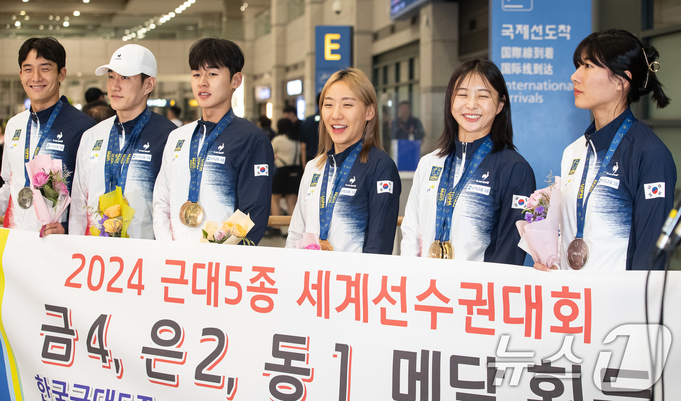 (인천공항=뉴스1) 유승관 기자 = 세계선수권대회를 마친 근대5종 대표팀이 17일 인천국제공항 제1여객터미널을 통해 귀국해 메달을 목에 걸고 기념 촬영을 하고 있다. 왼쪽부터 김승 …