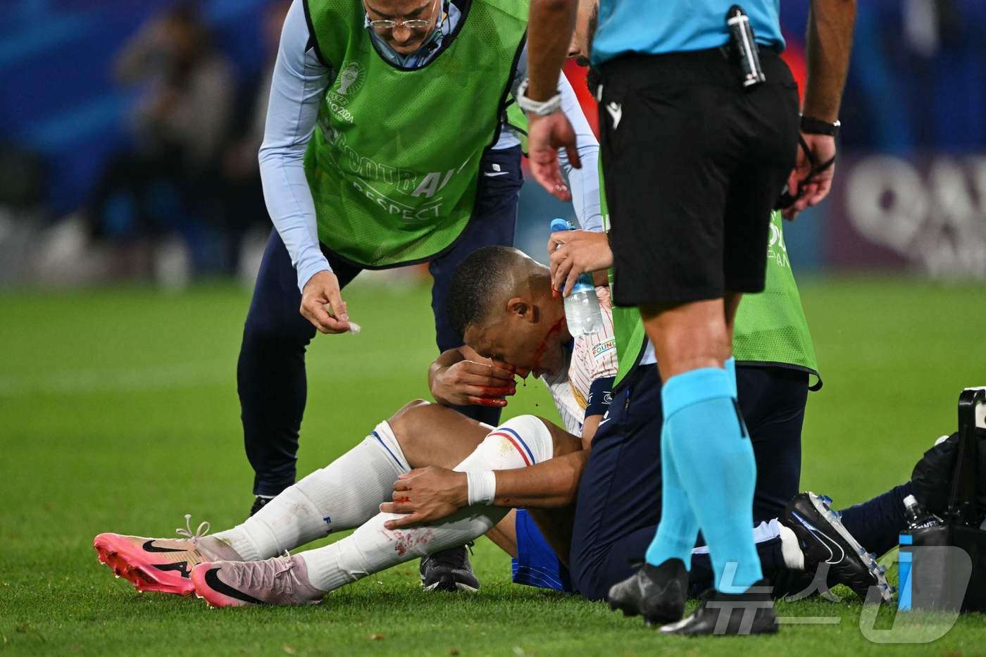 본문 이미지 - 부상으로 쓰러진 음바페 ⓒ AFP=뉴스1