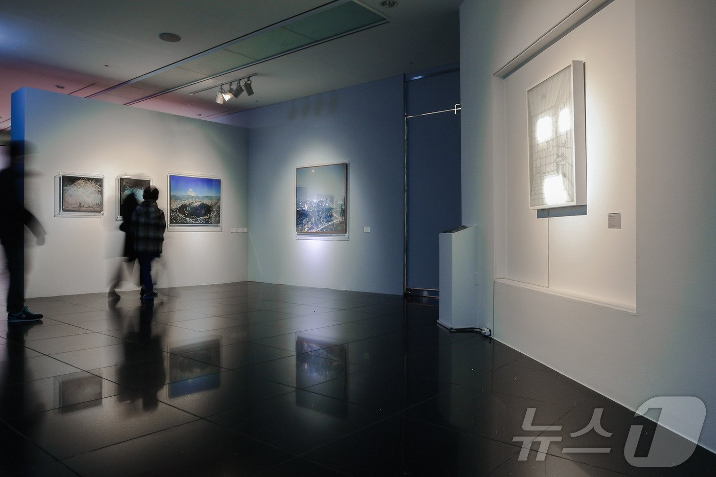 본문 이미지 - 63아트에서 관람객들이 '나는 불꽃이다' 전시를 둘러 보고 있다.(한화호텔앤드리조트 제공)