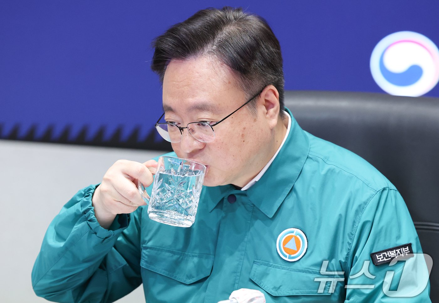 본문 이미지 - 조규홍 보건복지부 장관이 18일 서울 종로구 정부서울청사에서 열린 의사 집단행동 중앙재난안전대책본부 회의에서 모두발언 뒤 물을 마시고 있다. 2024.6.18/뉴스1 ⓒ News1 허경 기자