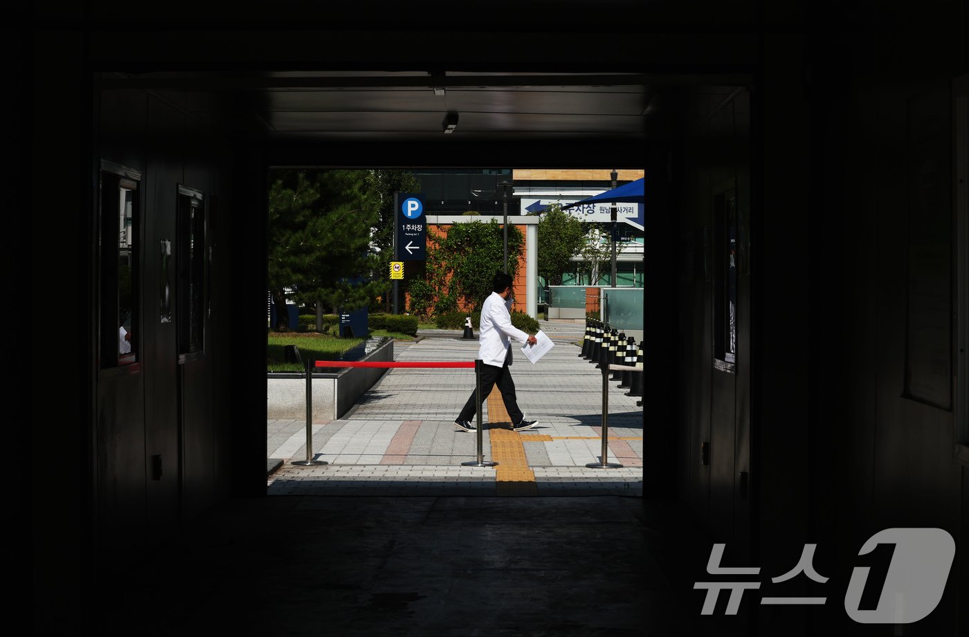 서울의대 교수 집단휴진 이튿날인 18일 오전 서울 종로구 서울대병원에서 의료진이 이동하고 있다. 2024.6.18/뉴스1 ⓒ News1 장수영 기자