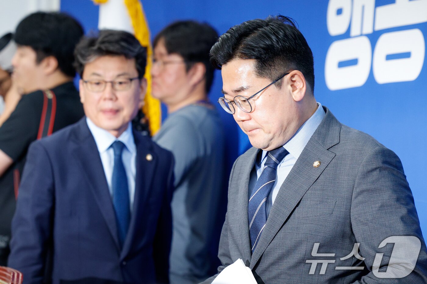본문 이미지 - 찬대 더불어민주당 원내대표가 18일 오전 서울 여의도 국회에서 열린 원내대책회의에 입장하고 있다. 2024.6.18/뉴스1 ⓒ News1 안은나 기자
