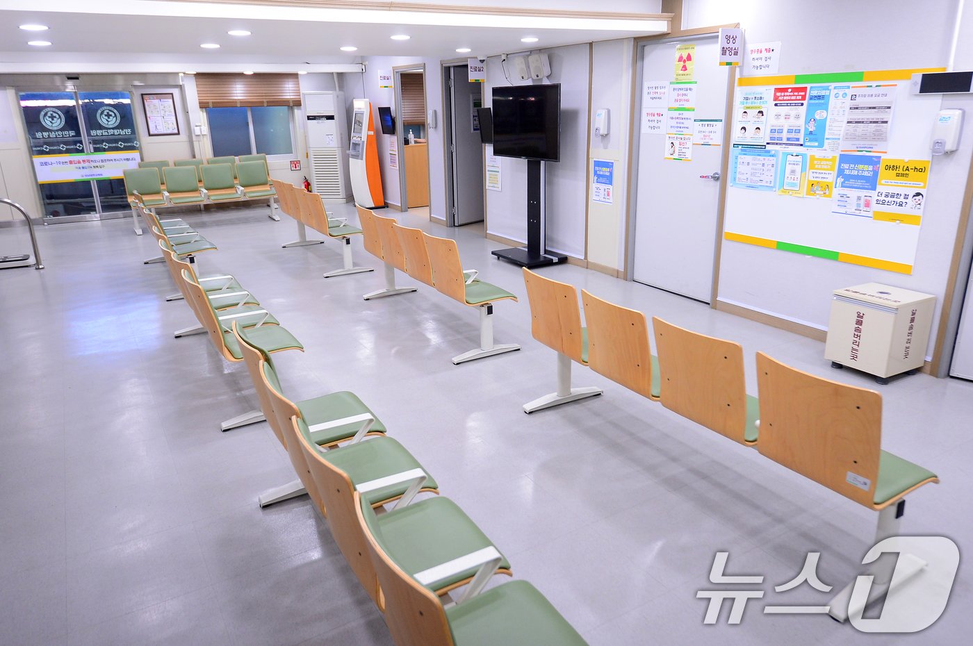 본문 이미지 - 의사협회가 집단 휴진을 예고한 18일 오전 광주 동구 전남대학교병원의 호흡기내과 진료실과 대기석이 비어있다. 전남대병원은 화요일 진료 교수 87명 중 약 30%인 26명이 집단 휴진에 동참한 것으로 파악됐다. 024.6.18/뉴스1 ⓒ News1 이승현 기자