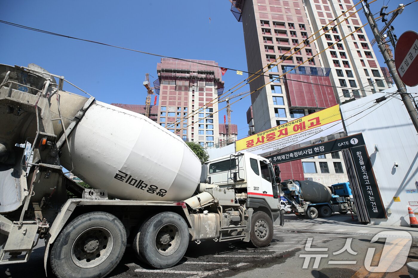 본문 이미지 - 18일 오전 서울 강남구 청담동 재건축 현장 입구에 공사 중지 예고 현수막이 붙어 있다/뉴스1 ⓒ News1 오대일 기자