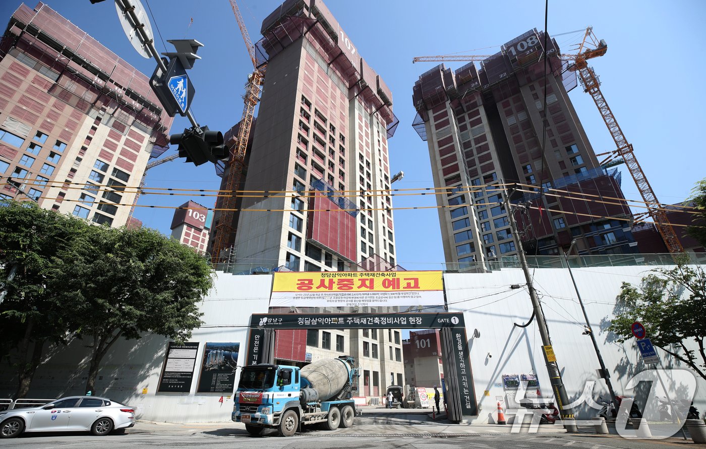 본문 이미지 - 서울 강남구 청담동 재건축 현장 입구에 공사 중지 예고 현수막이 붙어 있다. 2024.6.18/뉴스1 ⓒ News1 오대일 기자