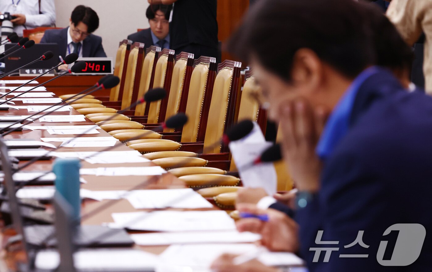 본문 이미지 - 18일 오전 서울 여의도 국회에서 열린 국토교통위원회 2차 전체회의에서 국민의힘 위원들 자리가 비어 있다. 이날 회의에서는 전세사기 피해자 지원 대책 관련 청문회 실시계획서 채택의 건 등을 의결했다. 2024.6.18/뉴스1 ⓒ News1 김민지 기자