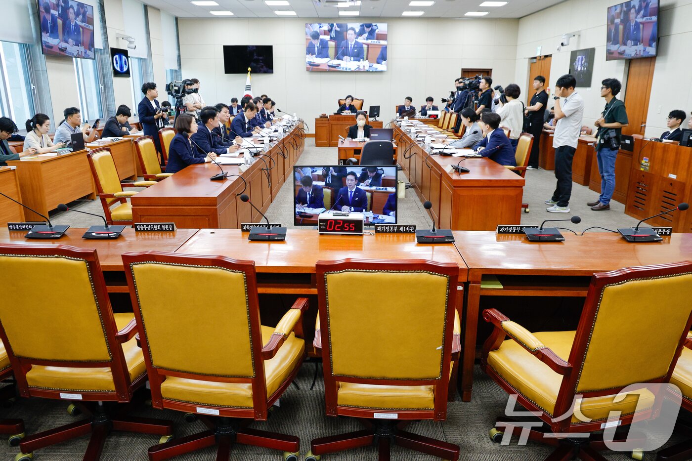 본문 이미지 - 18일 오전 서울 여의도 국회에서 과학기술정보통신부, 방송통신위원회 등에 대한 현안질의를 위해 열린 과학기술정보방송통신위원회 3차 전체회의에 방송통신위원장, 과기정통부 장차관 자리가 비어 있다. 2024.6.18/뉴스1 ⓒ News1 안은나 기자