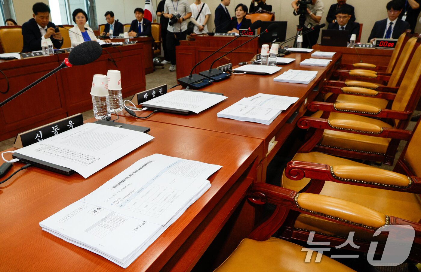 본문 이미지 - 18일 오전 서울 여의도 국회에서 열린 과학기술정보방송통신위원회 3차 전체회의에 국민의힘 의원들이 불참한 가운데 의원 자리에 방송법안 전체회의 심사자료가 놓여 있다. 2024.6.18/뉴스1 ⓒ News1 안은나 기자