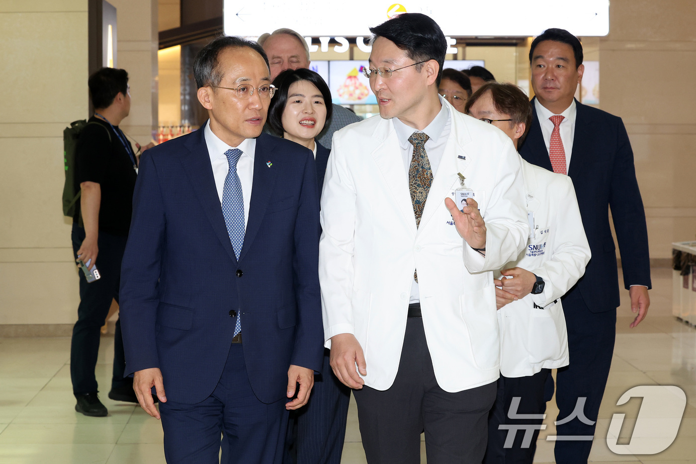 (서울=뉴스1) 이동해 기자 = 추경호 국민의힘 원내대표와 이재협 병원장이 18일 오전 서울 동작구 보라매병원에서 면담을 위해 이동하고 있다. 2024.6.18/뉴스1