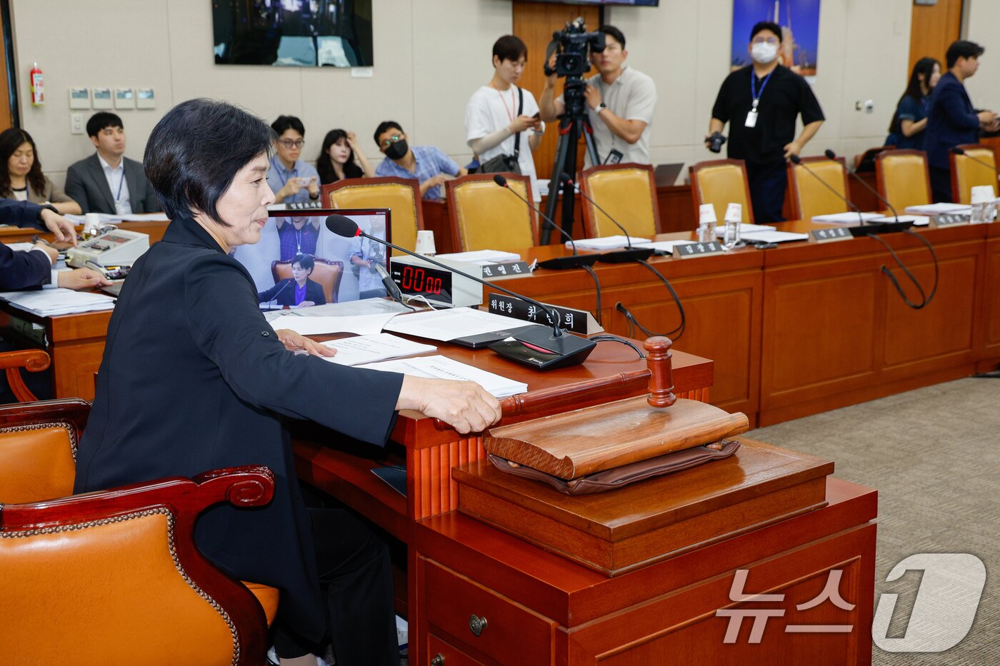 본문 이미지 - 18일 오전 서울 여의도 국회에서 열린 과학기술정보방송통신위원회 3차 전체회의에서 국민의힘 의원석이 비어있는 가운데 최민희 위원장이 의사봉을 두드리고 있다. 2024.6.18/뉴스1 ⓒ News1 안은나 기자