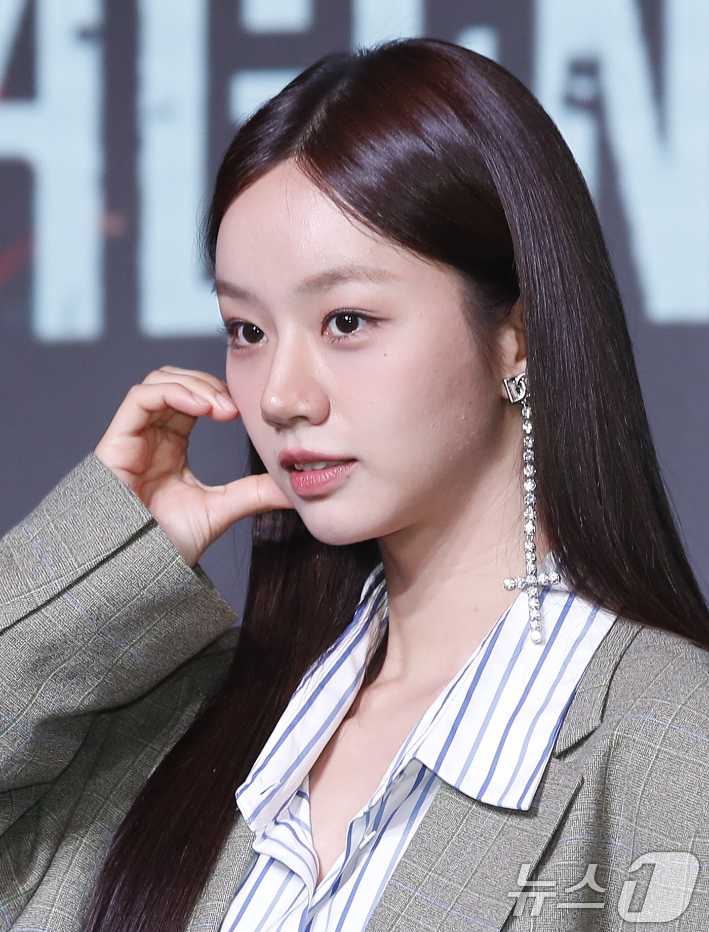 본문 이미지 - 배우 혜리가 18일 서울 마포구 호텔 나루 서울 엠갤러리에서 열린 넷플릭스 오리지널 예능 &#39;미스터리 수사단&#39; 제작발표회에서 볼 하트를 그리고 있다. ⓒ News1 권현진 기자