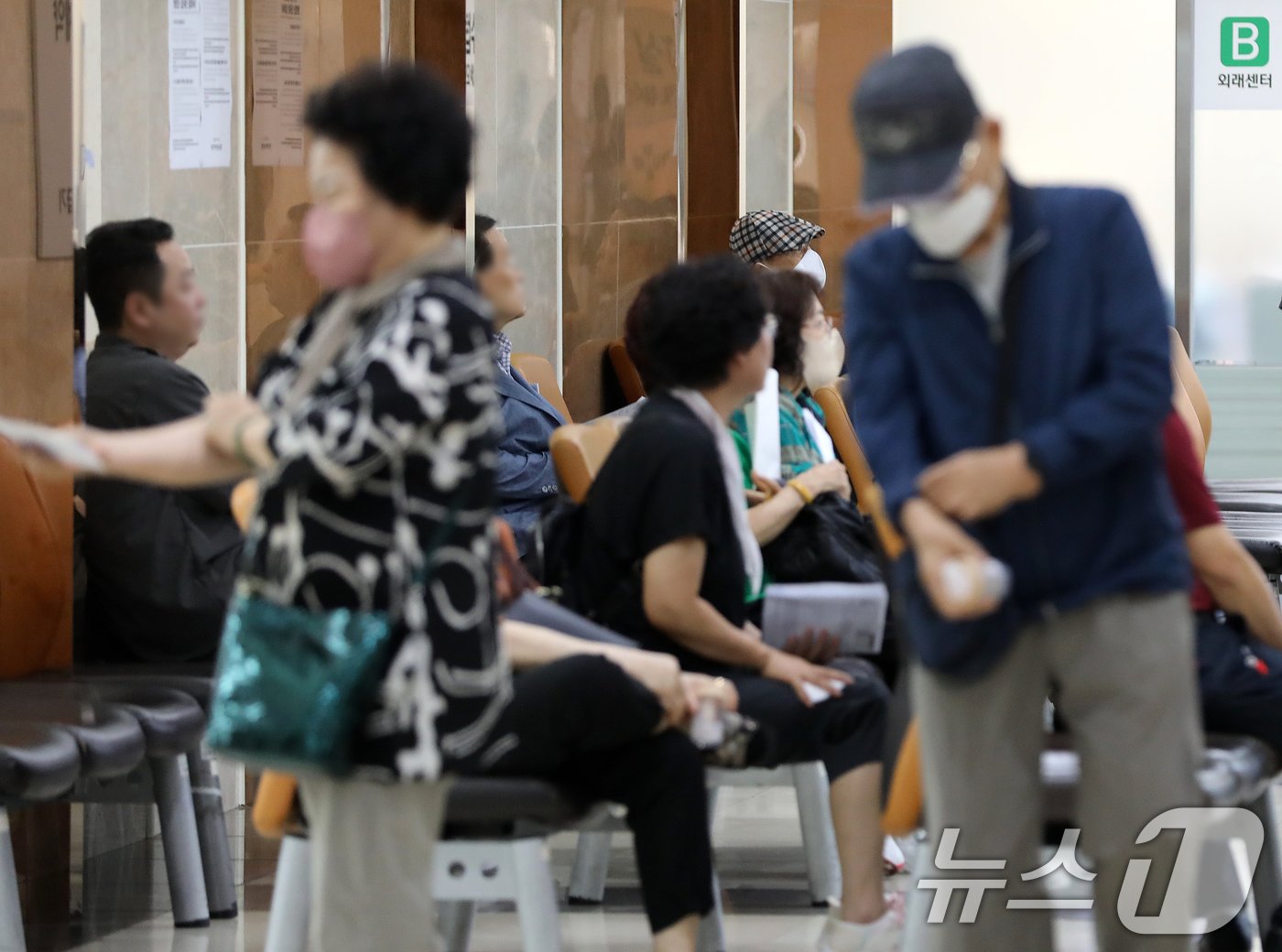 대한의사협회가 주도한 집단 휴진이 시작된 18일 오전 부산 서구 부산대병원 외래센터에서 환자들이 진료 등을 기다리고 있다. 부산대병원의 경우 전면 휴진 의사를 묻는 설문조사 당시 응답자 332명 중 65.4%가 휴진하겠다고 밝혔지만 실제 이날 휴진에 돌입한 교수는 18명이다. 2024.6.18/뉴스1 ⓒ News1 윤일지 기자