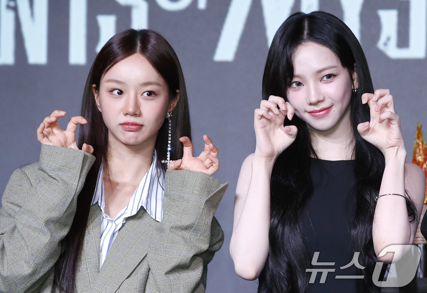 본문 이미지 - 배우 혜리와 에스파 카리나&#40;오른쪽&#41;가 18일 서울 마포구 호텔 나루 서울 엠갤러리에서 열린 넷플릭스 오리지널 예능 &#39;미스터리 수사단&#39; 제작발표회에서 고양이 포즈를 취하고 있다. ⓒ News1 권현진 기자