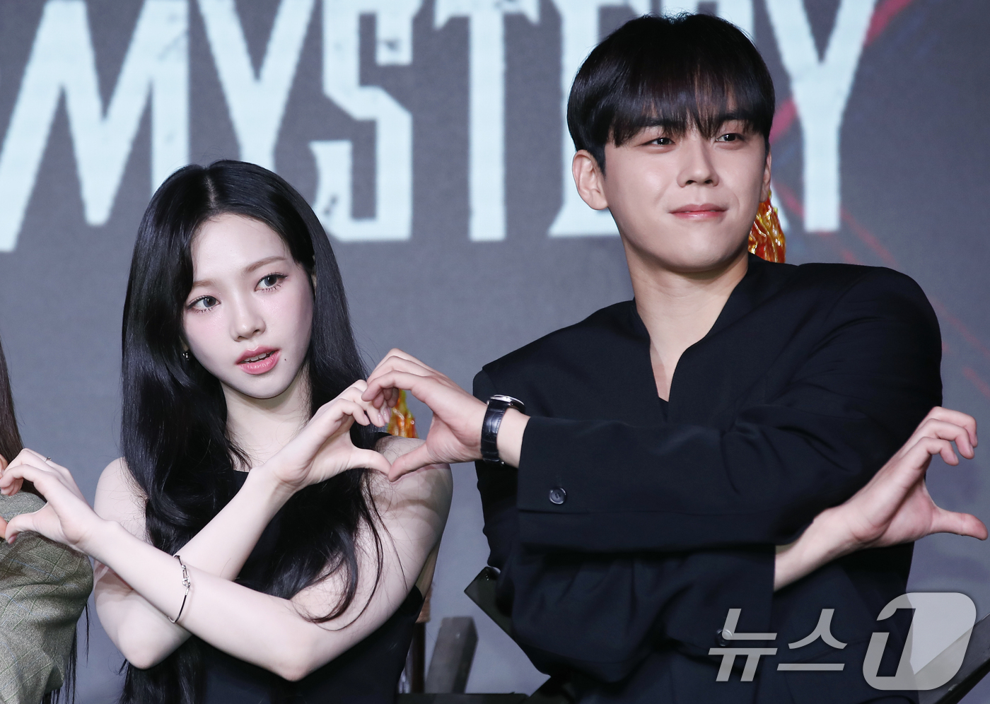 (서울=뉴스1) 권현진 기자 = 에스파 카리나와 배우 김도훈(오른쪽)이 18일 서울 마포구 호텔 나루 서울 엠갤러리에서 열린 넷플릭스 오리지널 예능  '미스터리 수사단' 제작발표회 …