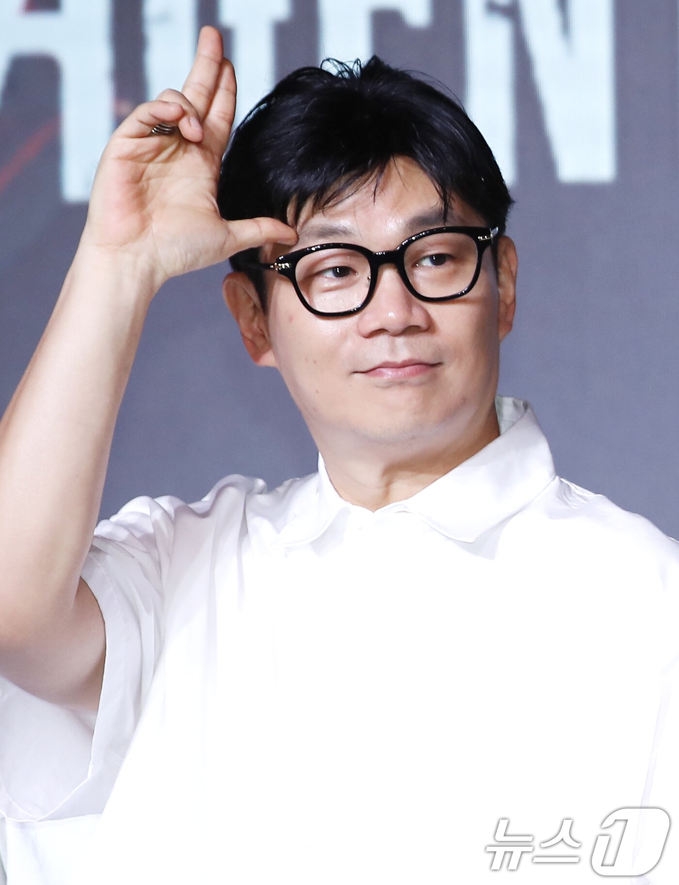 본문 이미지 - 정종연 PD가 18일 서울 마포구 호텔 나루 서울 엠갤러리에서 열린 넷플릭스 오리지널 예능 '미스터리 수사단' 제작발표회에서 포즈를 취하고 있다. '미스터리 수사단'은 과학적으로 설명할 수 없는 기묘한 사건들을 추적하고 해결하는 어드벤처 추리 예능이다. 2024.6.18/뉴스1 ⓒ News1 권현진 기자