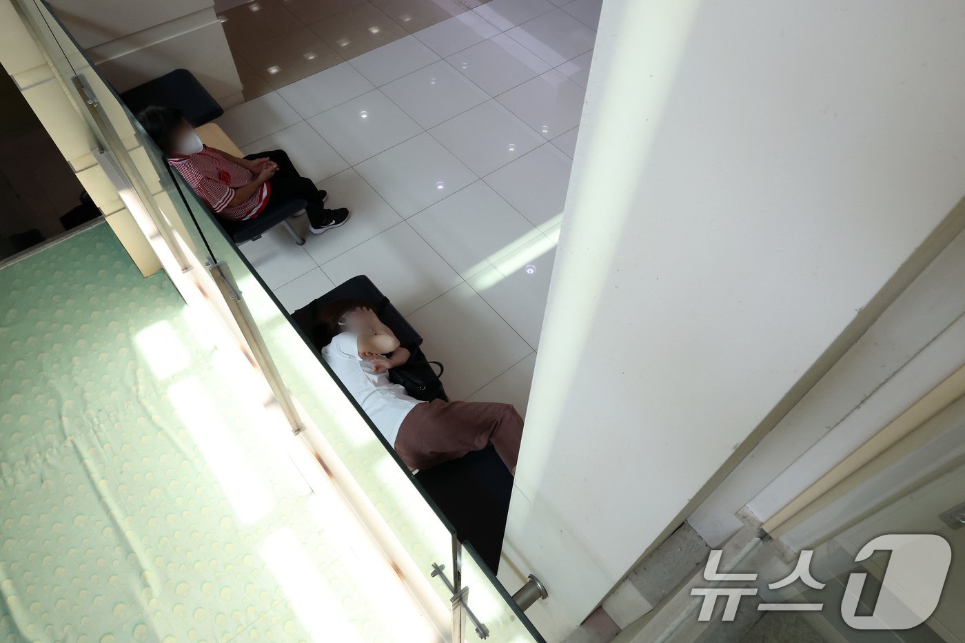 본문 이미지 - 서울대병원을 시작으로 의료계 집단휴진이 본격화된 18일 서울의 한 병원 접수창구에서 환자와 보호자들이 하염없이 대기하고 있다. 2024.6.18/뉴스1 ⓒ News1 이동해 기자