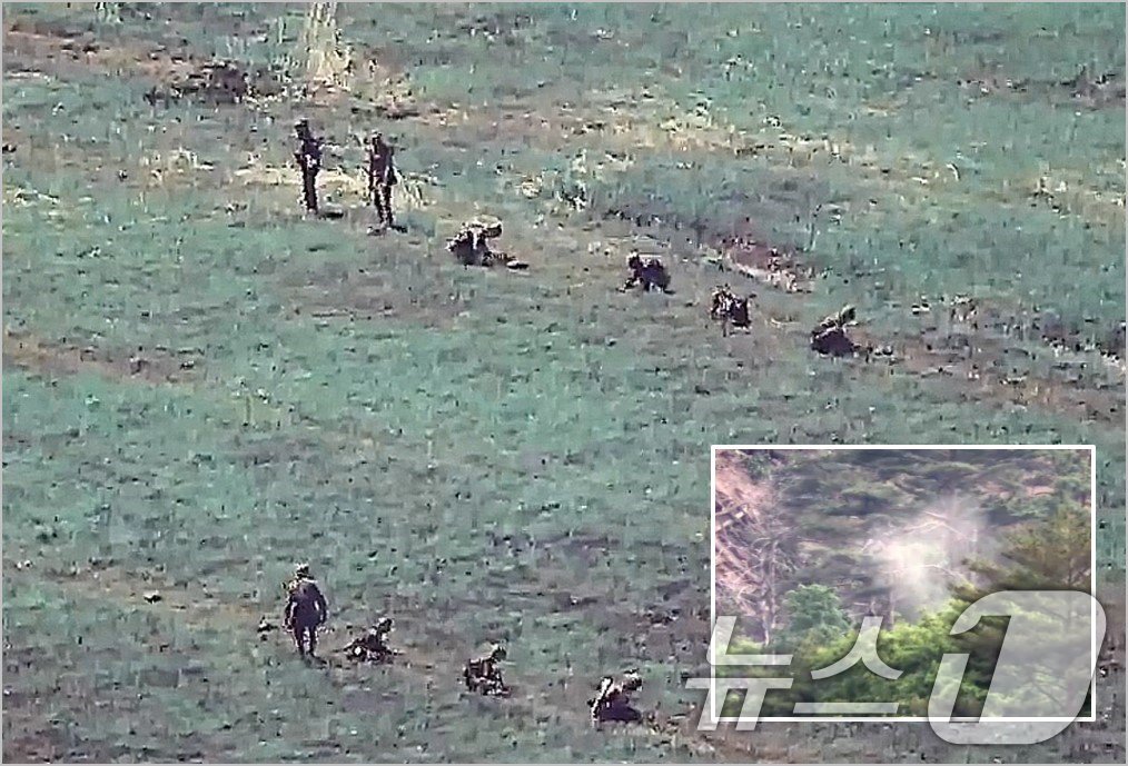 본문 이미지 - 북한군 전선지역에서 지뢰매설하는 모습. 작은 사진은 매설작업 중이던 지뢰가 폭발하는 모습. (합참 제공) 2024.6.18/뉴스1