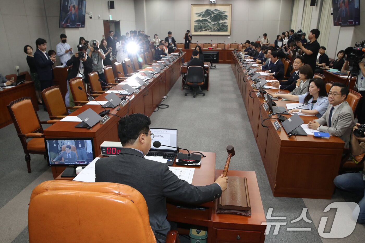 박찬대 국회 운영위원장이 18일 오전 서울 여의도 국회에서 열린 운영위원회 1차 전체회의에서 의사봉을 두드리고 있다. 이날 국민의힘 의원들은 회의에 불참했다. 2024.6.18/뉴스1 ⓒ News1 이광호 기자