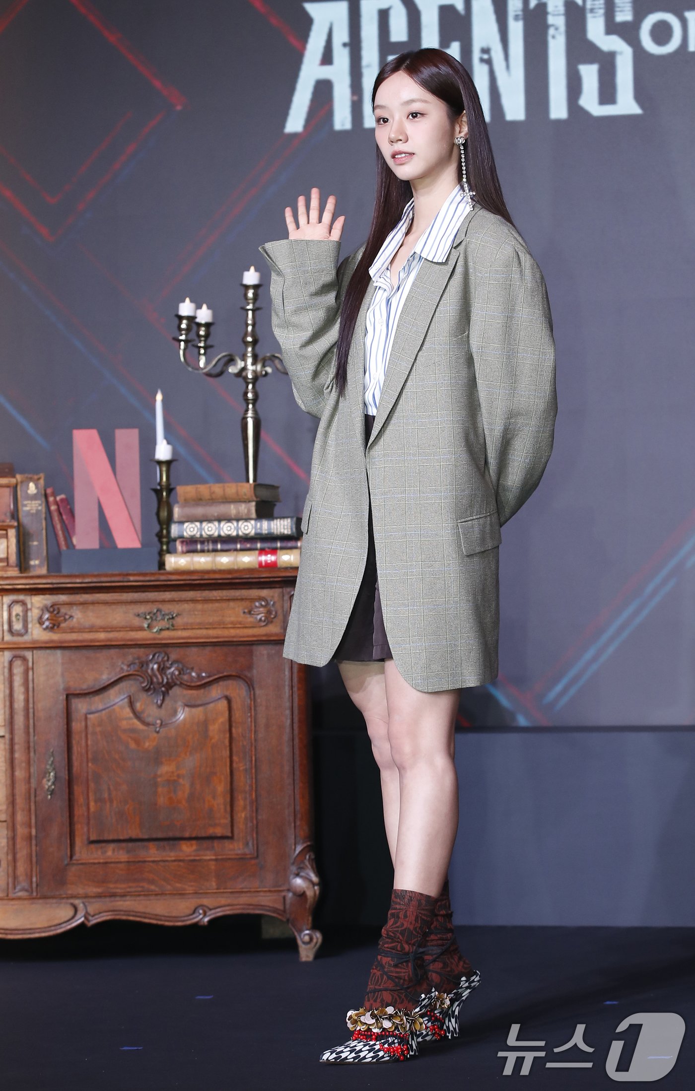 본문 이미지 - 배우 혜리가 18일 서울 마포구 호텔 나루 서울 엠갤러리에서 열린 넷플릭스 오리지널 예능 &#39;미스터리 수사단&#39; 제작발표회에서 인사를 하고 있다. ⓒ News1 권현진 기자