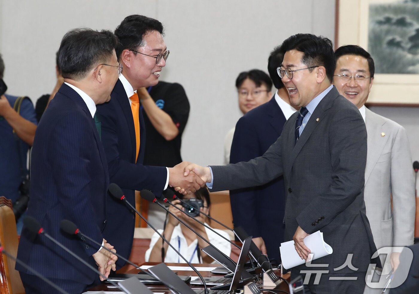 본문 이미지 - 박찬대 국회 운영위원장&#40;오른쪽&#41;이 18일 오전 서울 여의도 국회에서 열린 운영위원회 1차 전체회의에 참석하며 천하람 개혁신당 원내대표와 인사나누고 있다. 이날 국민의힘 의원들은 회의에 불참했다. 2024.6.18/뉴스1 ⓒ News1 이광호 기자