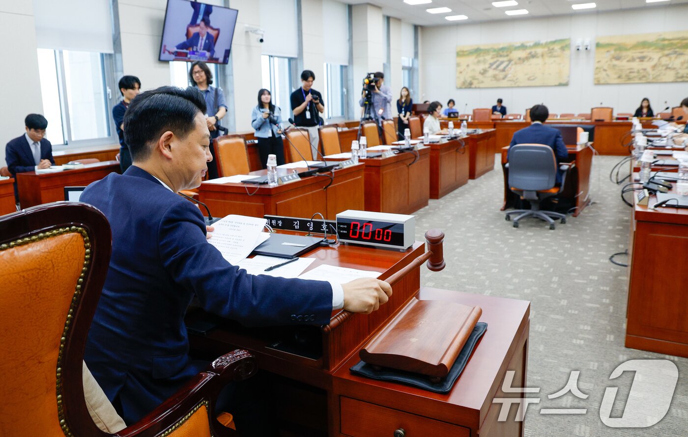 본문 이미지 - 김영호 국회 교육위원장이 18일 오전 서울 여의도 국회에서 열린 교육위원회 1차 전체회의에서 국민의힘 의원들 불참 속에 국무위원 및 정부위원 출석 요구의 건을 상정하고 있다. 2024.6.18/뉴스1 ⓒ News1 안은나 기자
