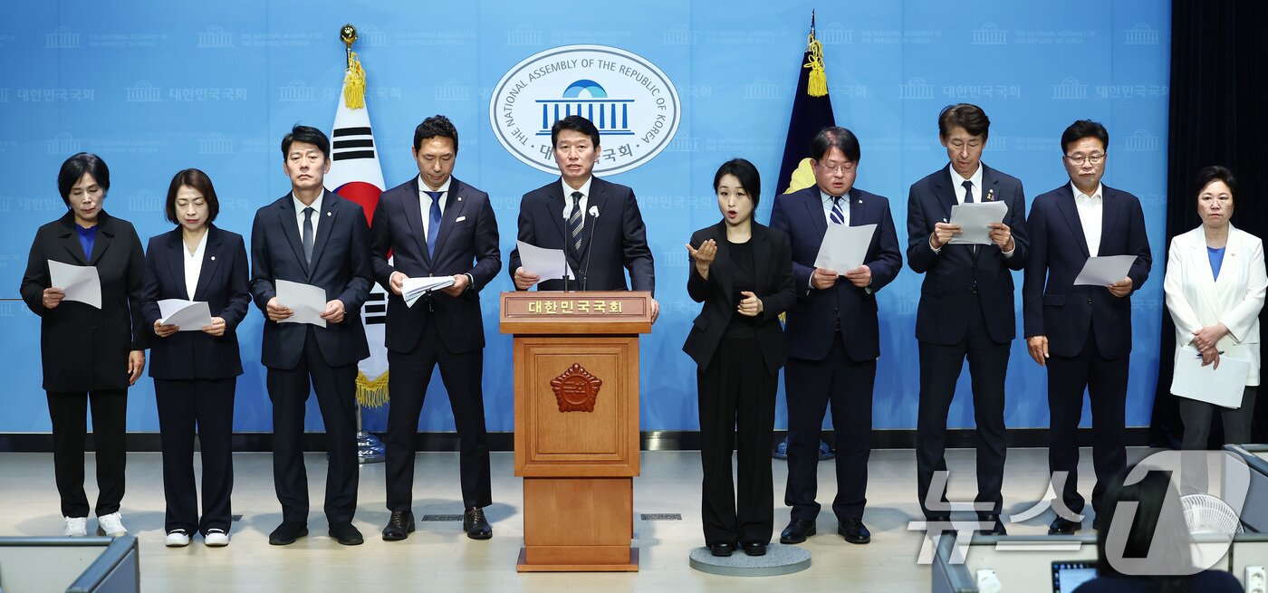 본문 이미지 - 국회 과학기술정보방송통신위원회 소속 더불어민주당 위원들이 18일 오전 서울 여의도 국회 소통관에서 과방위 전체회의를 산회한 뒤 방송법 관련 긴급 기자회견을 하고 있다. 2024.6.18/뉴스1 ⓒ News1 김민지 기자
