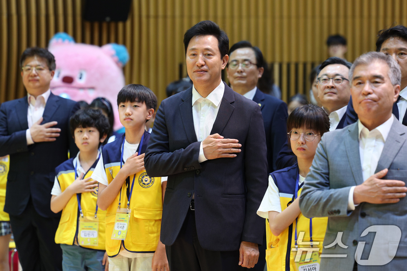 (서울=뉴스1) 신웅수 기자 = 오세훈 서울시장이 18일 오전 서울시청에서 열린 어린이 안전히어로즈 발대식에서 국민의례를 하고 있다.초등학교 4~6학년 191명으로 구성된 어린이 …