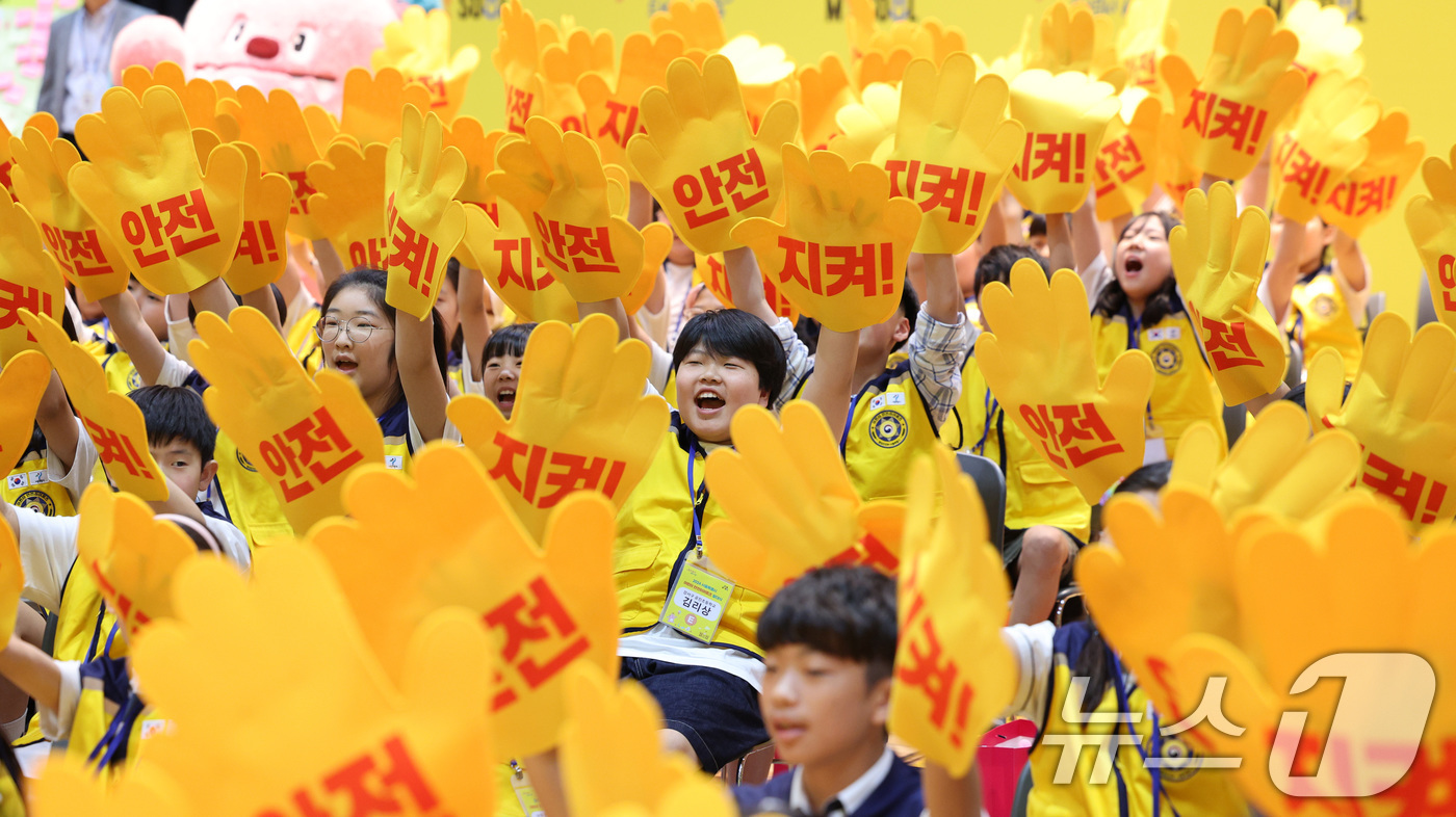 (서울=뉴스1) 신웅수 기자 = 서울시 어린이 안전히어로즈 대원들이 18일 오전 서울시청에서 열린 어린이 안전히어로즈 발대식에서 안전 실천 다짐 퍼포먼스를 하고 있다.초등학교 4~ …