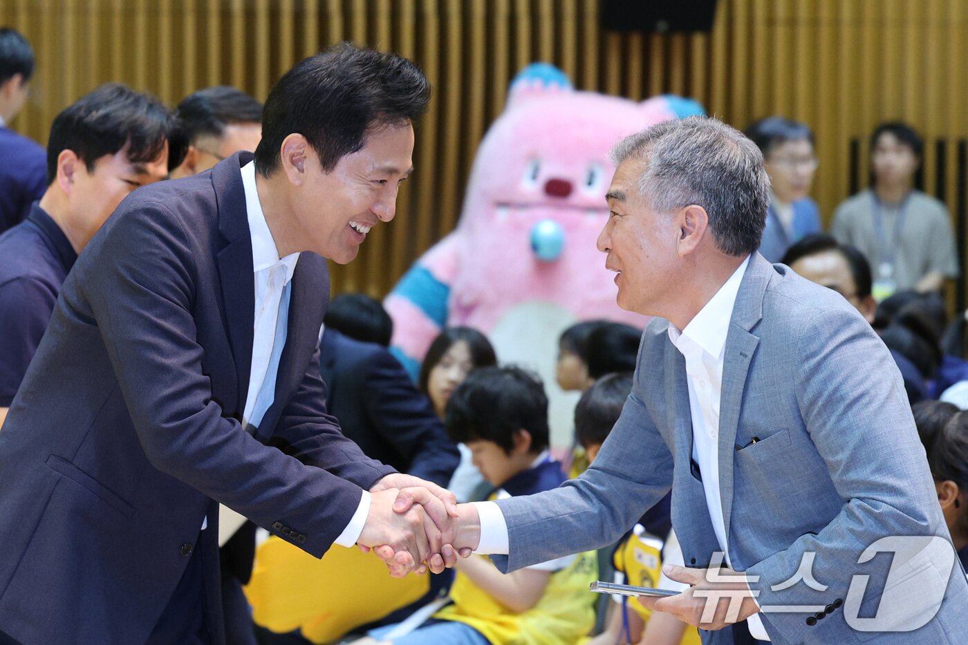 오세훈 서울시장&#40;왼쪽&#41;과 김현기 서울시의회 의장이 18일 오전 서울시청에서 열린 어린이 안전히어로즈 발대식에서 인사하고 있다. 2024.6.18/뉴스1 ⓒ News1 신웅수 기자