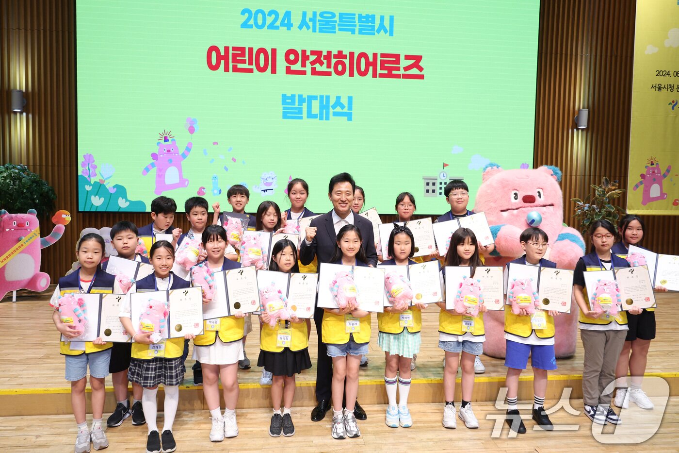 본문 이미지 - 오세훈 서울시장이 18일 오전 서울시청에서 열린 어린이 안전히어로즈 발대식에서 어린이들과 기념 촬영을 하고 있다. 2024.6.18/뉴스1 ⓒ News1 신웅수 기자