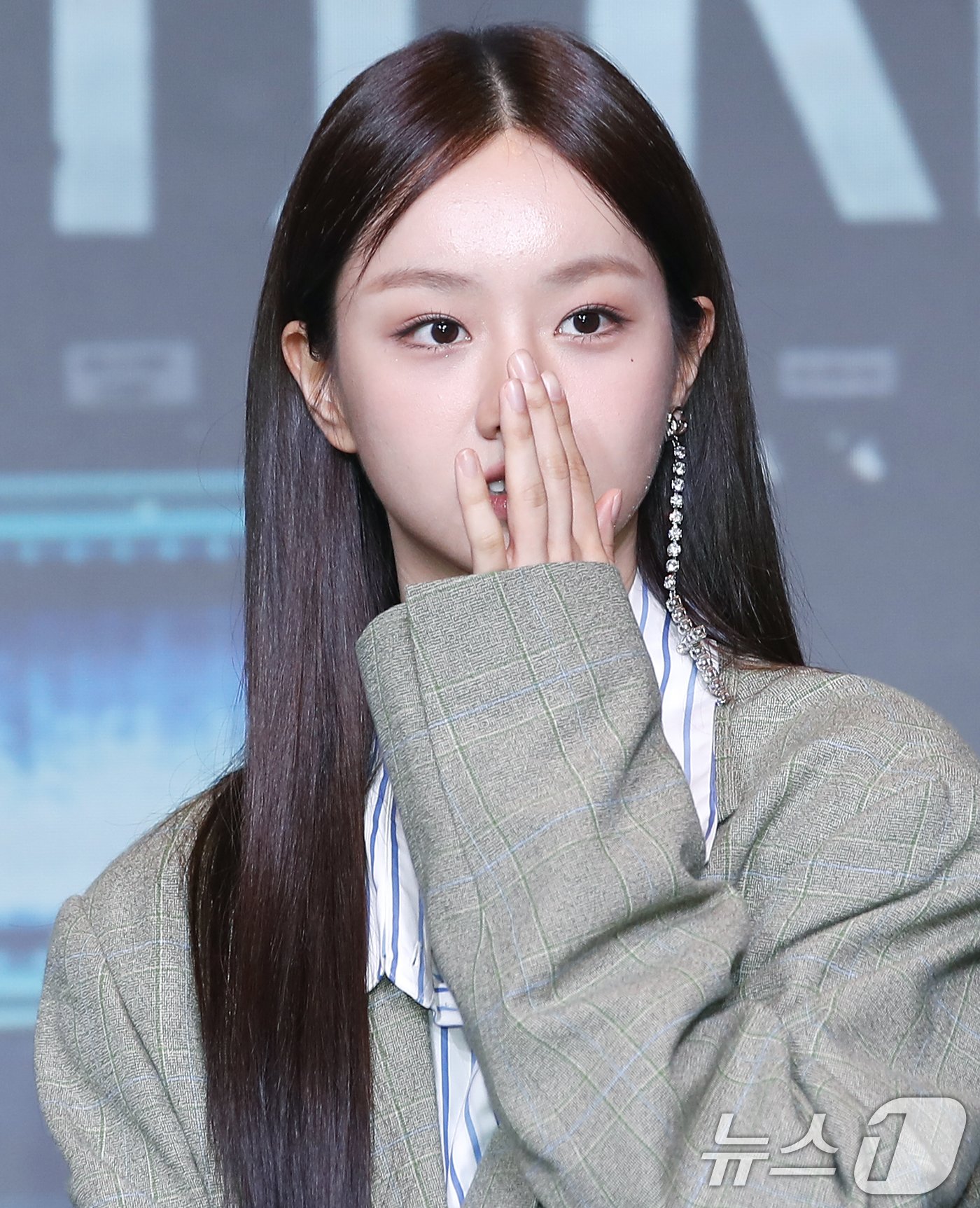 본문 이미지 - 배우 혜리가 18일 서울 마포구 호텔 나루 서울 엠갤러리에서 열린 넷플릭스 오리지널 예능 &#39;미스터리 수사단&#39; 제작발표회에서 류준열·한소희 논란에 대한 질문을 듣고 있다. ⓒ News1 권현진 기자