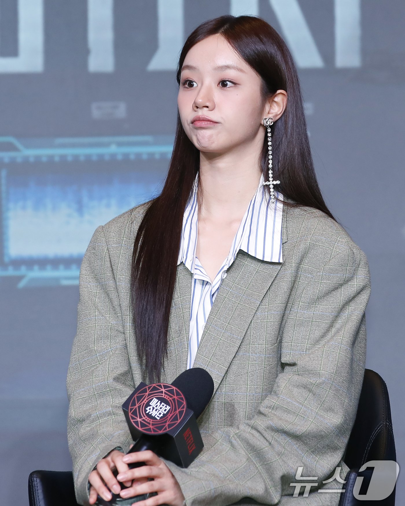 본문 이미지 - 배우 혜리가 18일 서울 마포구 호텔 나루 서울 엠갤러리에서 열린 넷플릭스 오리지널 예능 &#39;미스터리 수사단&#39; 제작발표회에서 류준열·한소희 논란에 대한 질문을 듣고 있다. ⓒ News1 권현진 기자