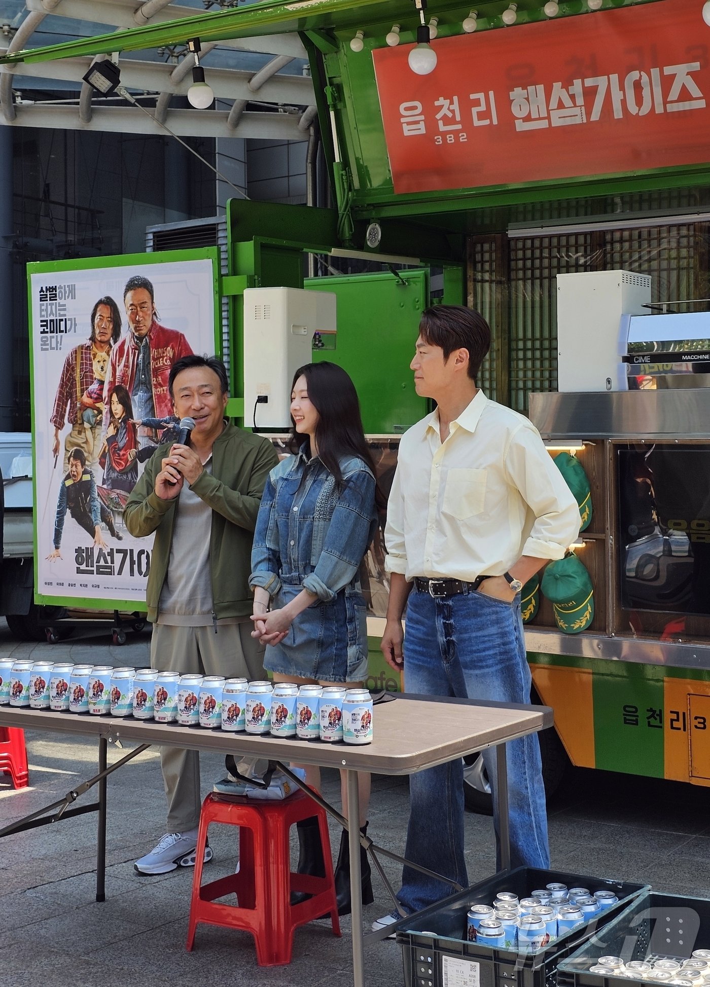 본문 이미지 - 18일 낮 12시 서울 종로구 청계천로 인근에서 '핸섬가이즈'의 커피차 이벤트가 열려 배우 이성민, 공승연, 이희준(왼쪽부터)이 참석했다. ⓒ 뉴스1 고승아 기자