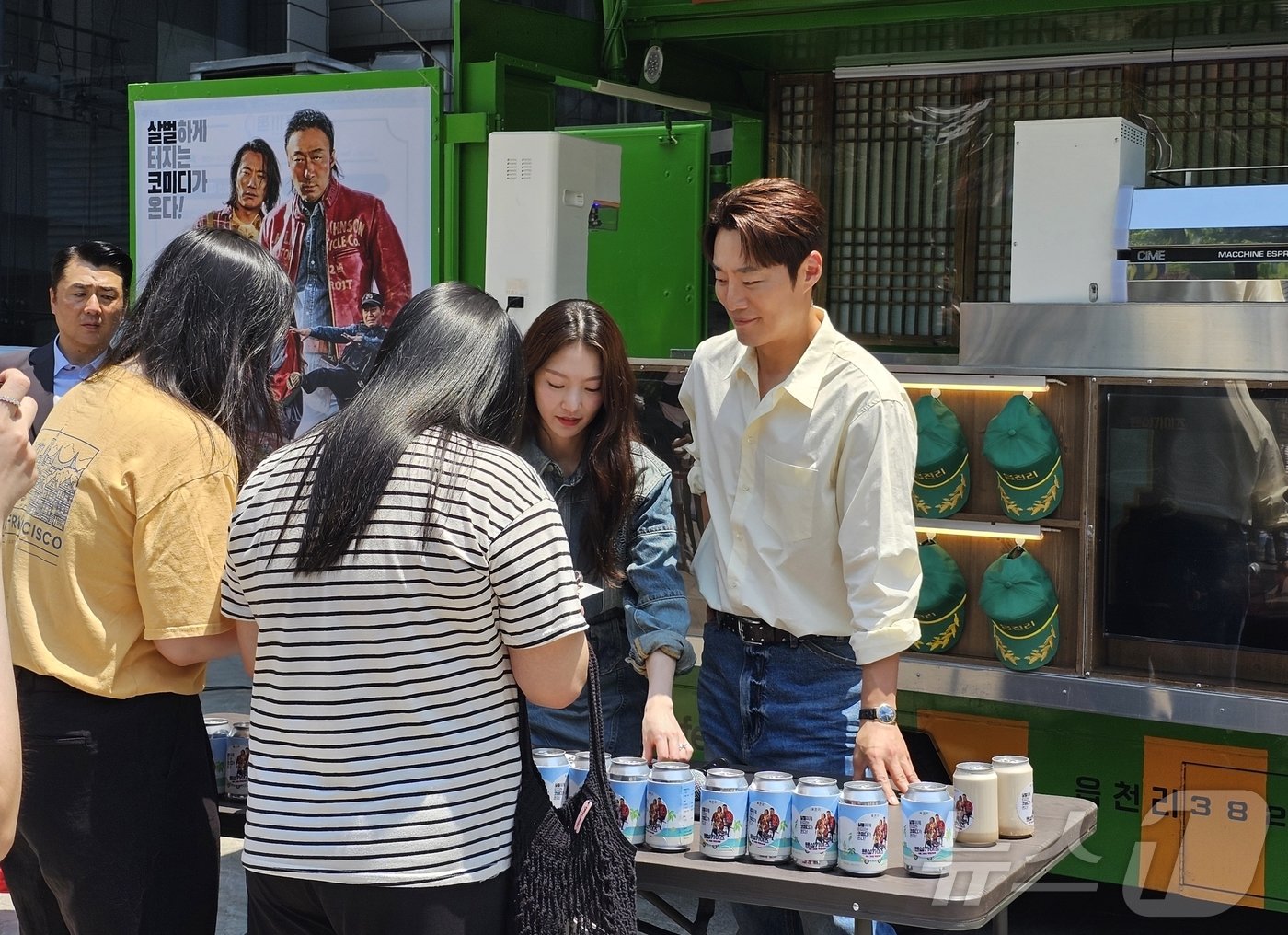 18일 낮 12시 서울 종로구 청계천로 인근에서 &#39;핸섬가이즈&#39;의 커피차 이벤트가 열려 배우 이성민, 공승연, 이희준&#40;왼쪽부터&#41;이 참석했다. ⓒ 뉴스1 고승아 기자